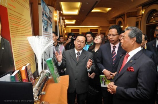 Profesor Dr Ahmad Fauzi memberi penerangan kepada Timbalan Perdana Menteri Tan Sri Muhyiddin Yassin mengenai produk yang dihasilkannya.