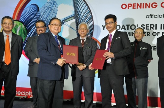  UTM ICC Deputy Director of Innovation Assoc. Prof. Dr. Arham Abdullah and CEO of Kimlun Sdn Bhd, Mr Sim Tian Liang exchanging document and witnessing by Education Minister, Dato' Seri Idris Jusoh. 
