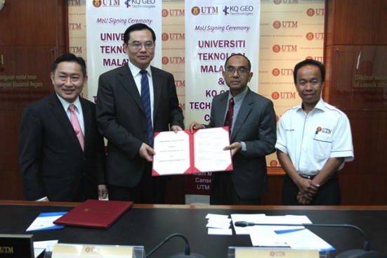Chairman of KQ GEO Technologies, Mr. XU Wenzhong and Prof Ir Dr Wahid Omar, Vice Chancellor of UTM exchanging document.