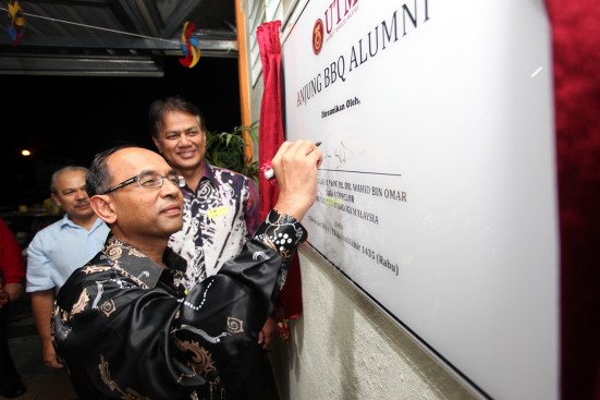 Prof. Wahid menandatangani plak perasmian Anjung BBQ.