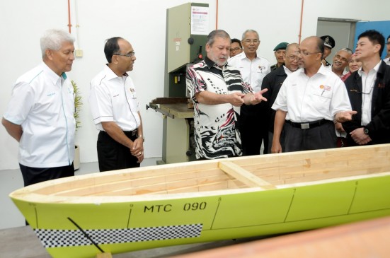 DYMM Sultan Johor melihat model kapal yang dihasilkan untuk ujian.