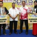 (Dari kiri ) Rozaini Rozan, Abdul Malik, Prof. Mohd. Ismail dan Nor Shafiqin Mustafa selepas acara penyerahan hadiah di Majlis Penghargaan Sukan UTM 2013 di UTM Johor Bahru. 