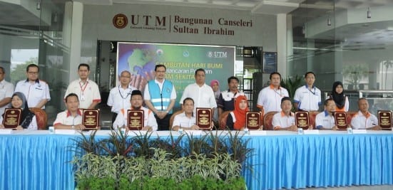 Prof. Azlan Abdul Rahman (empat kiri) dan Haji Ayub Rahmat bersama dengan 15 agensi kerajaan dan bukan kerajaan yang menandatangani Memorandum Persefahaman (MoU) pada majlis Pelancara Hari Bumi dan Pelancaran Rakan Alam Sekitar 2014 di UTM Johor Bahru.