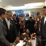 Dato’ Sri Hasan Malek (second left) visiting the IBDUTM booth 