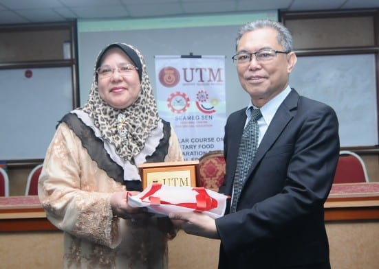 Dr Yasmin (left) receiving souvenirs from Prof. Baharuddin Aris at the closing ceremony held at Faculty of Education UTM.