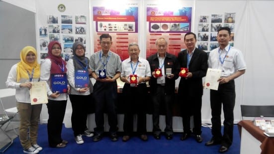 The UTM Gold and Silver Medalist after the presentation of award at ITEX 2014 held at KLCC.