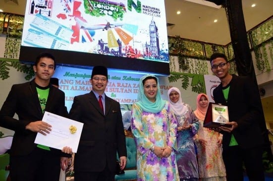 Mohamad Kamis (most right) receiving trophies from HRH Raja Zarith Sofiah at Galeria Kota Raya, Johor Bahru.