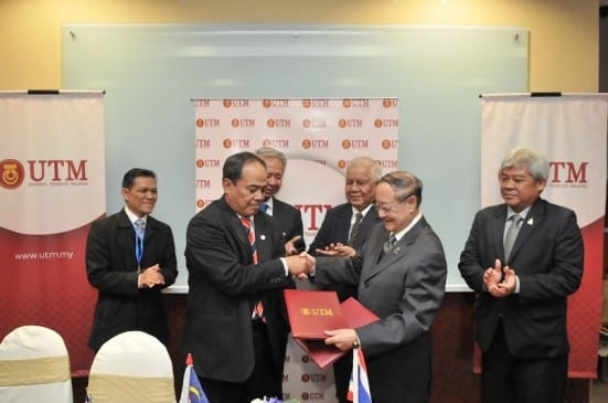 Prof. Hamdani (second left) exchanging the MoU documents with Dr Sumet at UTM Kuala Lumpur after the signing ceremony.