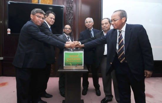 Naib Canselor UTM, Prof. Datuk Ir. Dr. Wahid bin Omar (empat dari kanan) melancarkan Kempen Sumbangan Endowmen Ramadhan & Syawal 2014 di Dewan Senat, UTM Johor Bahru