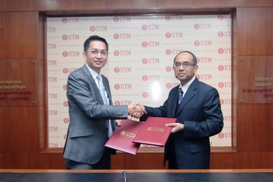 Prof. Dato’ Wahid (right) exchanging documents with Dato’ Amirul Hisyam at BMU, UTM Johor Bahru.