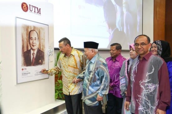 Dato' Seri Hishamuddin menurun tandatangan semasa melancarkan buku Tun Abdullah Ayub.
