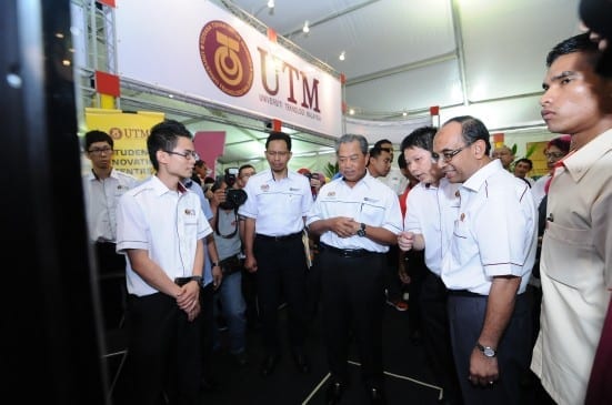Tan Sri Muhyiddin Yassin (tiga kiri) sewaktu melawat booth UTM di KPTN ‘Jom Masuk U’ 2014 di kampus Johor Bahru.  Turut sama Naib Canselor UTM, Prof. Ir. Datuk Dr Wahid Omar (dua kanan) dan Ketua Setiausaha 2 KPM, Prof. Ir. Datuk Seri Dr Zaini Ujang (dua kiri) 