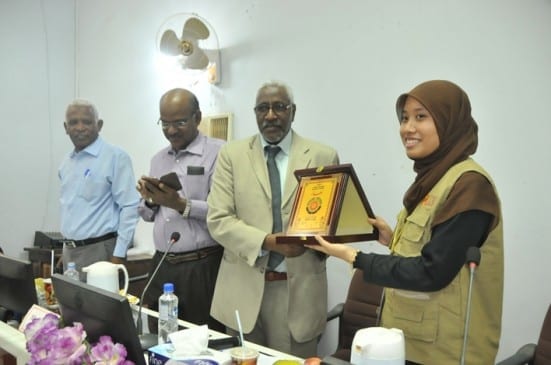 Profesor Dr Mohamad Varrag presenting plaque to Nadhirah.