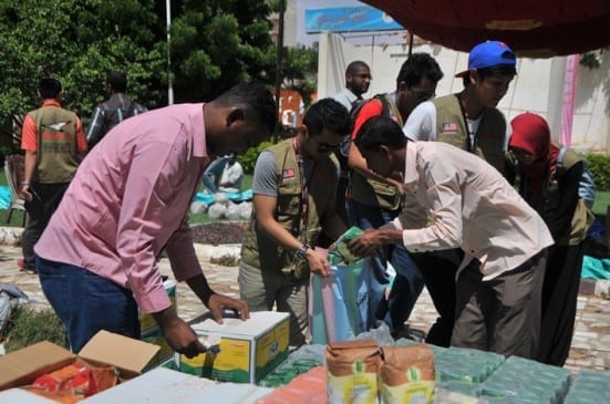 Members of Sudanese Student Union helping UTM students packing the goods.