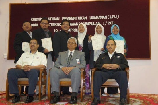 UTM SKID students after finishing Latihan Pembentukan Usahawan (LPU) at MARA office 