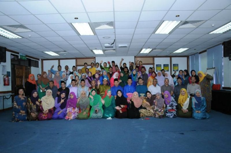 Bergambar kenangan sebelum merasa juadah hari raya