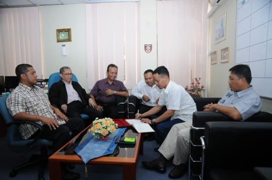 From left: Shahrin Ahmad (Program Coordinator), Prof. Baharuddin Aris, Dr Mushawir Tayib and Erwin Akib (second right) discussing on the 2015 Service Learning Programme at Faculty of Education, UTM Johor Bahru.