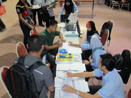 UTMSPACE staffs (in blue uniform) attending the registration session of new Part-Time students for the 2014/2015 academic session at Dewan Sultan Iskandar, Johor Bahru campus.