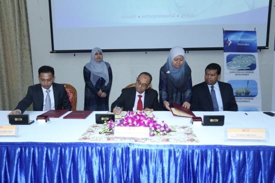 From left, Dato’ Amrul Hisyam Alias, Prof. Wahid Omar and Zulkifli Abd. Rani at the Memorandum of Understanding (MoU) signing ceremony at UTM Johor Bahru.