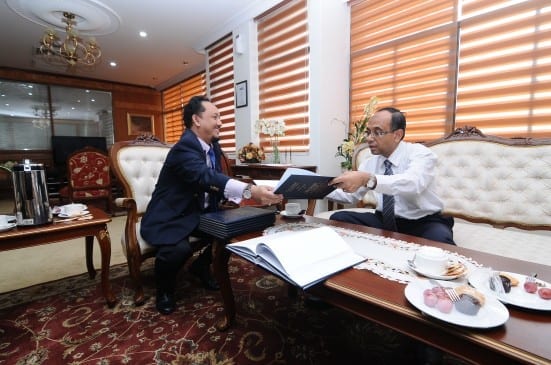 Kamaruzaman (left) exchanging documents with Prof. Wahid after a simple signing ceremony at the Vice Chancellor’s Office, UTM Johor Bahru campus.