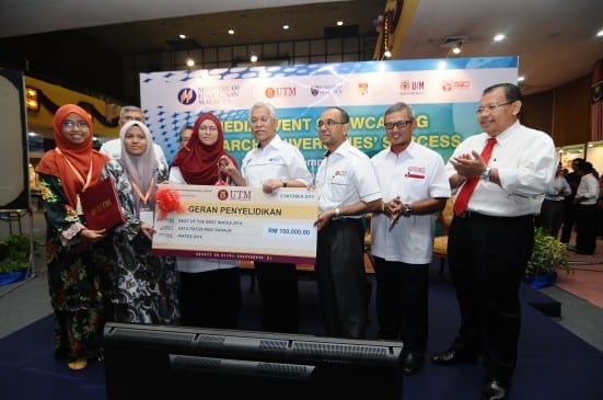 Assoc. Prof. Ida (third left) receiving the mock cheque from Minister of Education, Dato’ Seri Idris Jusoh at INATEX 2014 prize giving ceremony held at Dewan Sultan Iskandar, UTM Johor Bahru.  