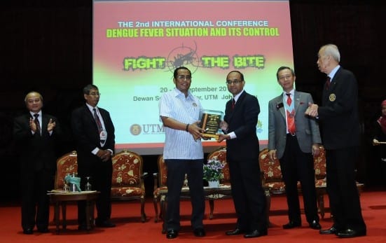 Khaled Nordin (White Shirt) receiving souvenir from UTM Vice- Chancellor, Prof. Wahid during the lauching ceremony of the 2nd International Conference Dengue Fever Situation and Its Control at Johor Bahru Campus.  