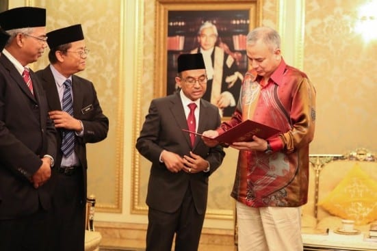 Prof. Wahid (dua kanan) memperkatakan sesuatu mengenai projek penyelidikan UTM dengan Kerajaan Negeri Perak kepada Sultan Nazrin Shah, Sultan Perak di Istana Perak, Bukit Persekutuan ketika sesi menghadap hormat.