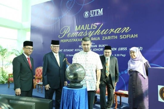 Tunku Temenggong of Johor (white shirt) holding a glass ball as a symbolic launching of Perpustakaan Raja Zarith Sofiah (PRZS) and watched by Prof. Wahid Omar (most left) and UTM Chief of Librarian, Kamariah Nor Mohd Desa in Johor Bahru campus.