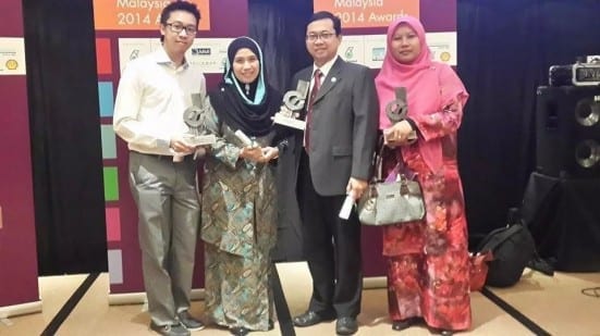 Prof Fauzi (second right) and Dr Haslenda Hashim (second left) holding their respective trophies after the award presenting ceremony held at Grand Millennium Hotel, Kuala Lumpur.