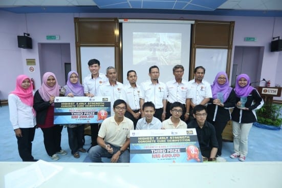 The HESCC 2014 winners taking a group photo with Prof. Dr. Shahrin (forth from right standing) at UTM Johor Bahru.