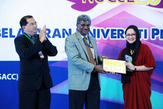 Dr. Zaleha Abdullah (most right) receiving the National e-Learning Award at the National University Carnival on E-Learning (NUCEL) 2014 held at Shah Alam Convention Centre (SACC).