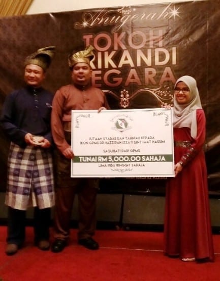 Dr Hazzirah Izzati (kanan) menerima Anugerah Ikon PhD termuda GPMS di majlis Malam Anugerah Tokoh Srikandi Negara yang berlangsung di Hotel Istana, Kuala Lumpur.