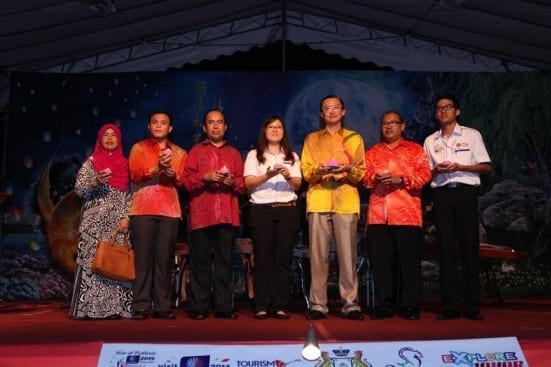 Datuk Tee Siew Kiong (third right) holding a lantern with an organizing committee as a symbol of UTM 17th Lantern Festival 2014 closure at Tasik Ilmu, Johor Bahru campus.