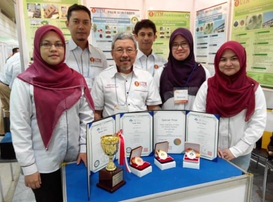 Prof. Warid (second left) and his team with their award at SIIF 2014 held at Seoul, South Korea.