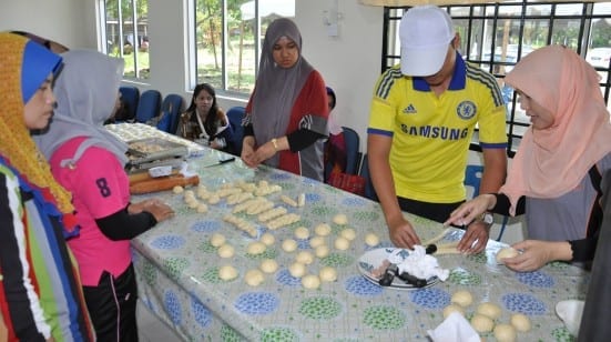 Faculty of Education giving a bakery class to local communities of Kampung Desa Mahkota.