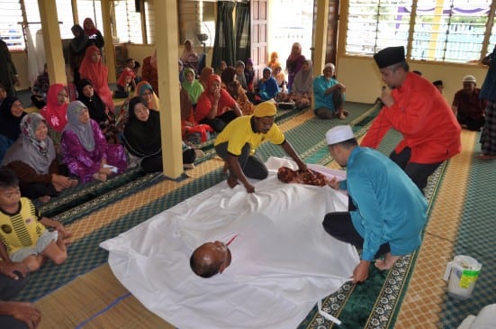 The ‘Pengurusan Jenazah’ class given by staffs from UTM Islamic Centre in Kampung Desa Mahkota local surau.