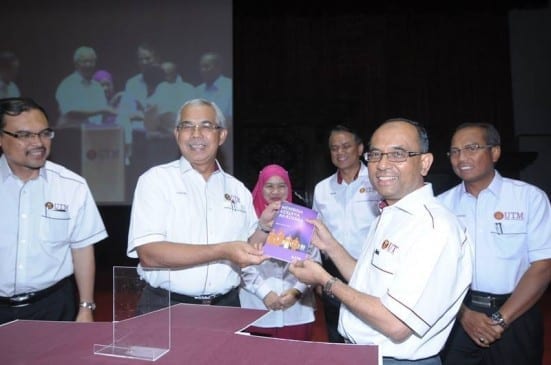 Prof. Azraai (two left) and Prof. Wahid (two right) holding a Membina Kerjaya Akademia book launching ceremony held at Dewan Sultan Iskandar, UTM Johor Bahru.