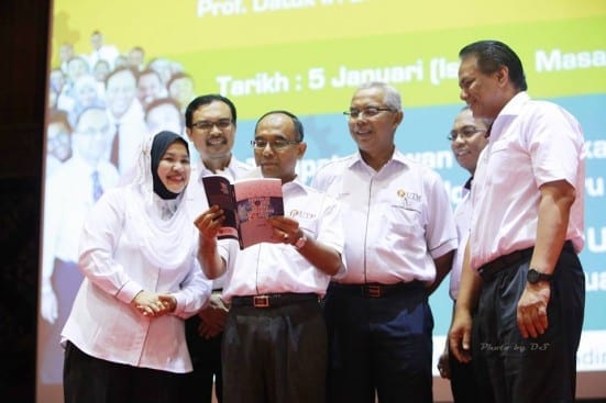Prof Wahid (holding the book) at the launching ceremony of ‘Menerajui Inovasi Ke Arah Kemakmuran Sejagat’ book written by him at New Year Address session held at Dewan Sultan Iskandar, UTM Johor Bahru. 