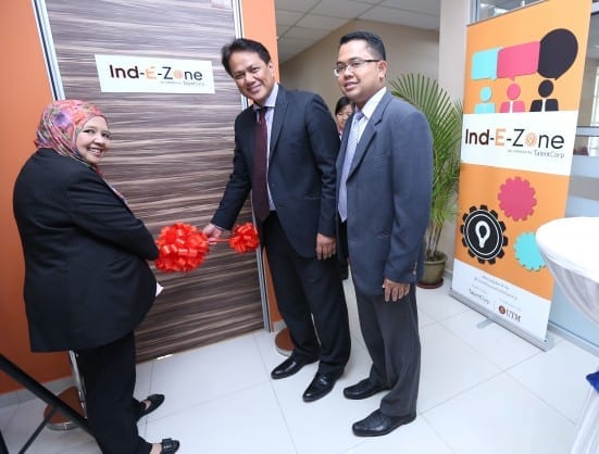 From Right : Assoc. Prof Othman Ibrahim accompanying  Prof Mohd Ismail officiating the UTM Ind-E-Zone at UTM Career Centre, Johor Bahru campus.