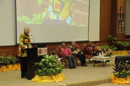 Prime Minister giving a speech at Dewan Utama, UTMKL during the launching ceremony.