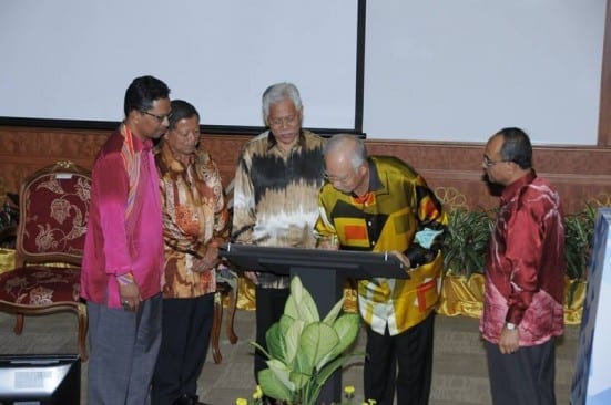 Dato’ Seri Najib signing the plaque as launching symbol of Menara Tun Razak at UTMKL with Vice-Chancellor, Prof. Wahid Omar (most right) watching.