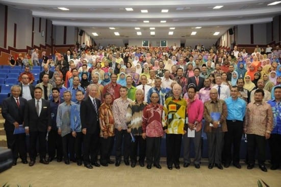 Prime Minister taking a group photograph with UTM Senior Management and staffs after the launching ceremony.
