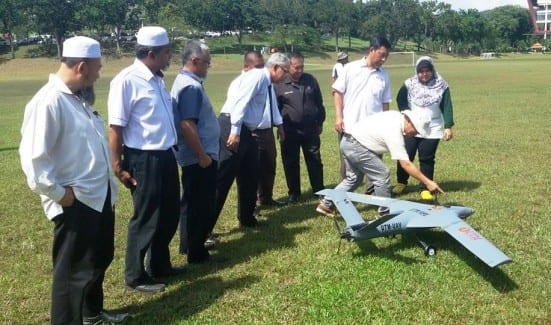 Prof. Azraai (fourth left) observes the CAMAR 1 UAV prototype with Assoc.Prof. Suhaimi showing the antenna at the aircraft body.