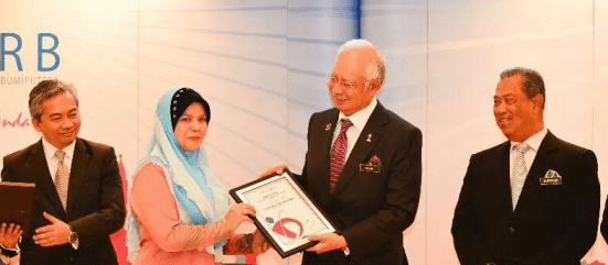 Dr Siti Hamidah receiving the SUPERB Award from Prime Minister, Dato’ Seri Mohd Najib Tun Razak while observed by Deputy Prime Minister, Tan Sri Muhyiddin Yassin at Perdana Putra, Putrajaya.