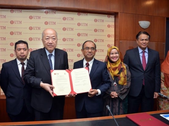 Jiro Okuda (second left) and Prof Wahid Omar showing their agreement documents after the signing ceremony held at UTM Johor Bahru. Both parties signed MoU to allow research collaboration and exchange of experties.