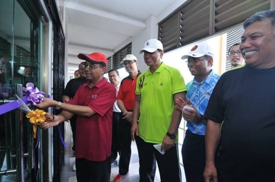 Prof Wahid (red shirt) cutting the ribbon as launching symbol of UTM public gymnasium at Sports Complex.