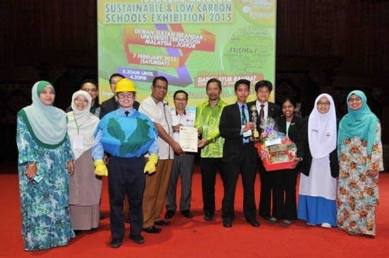 Datuk Ayub handing winning prize to one of the school participant at the end of exhibition session held at Dewan Sultan Iskandar, UTM Johor Bahru.