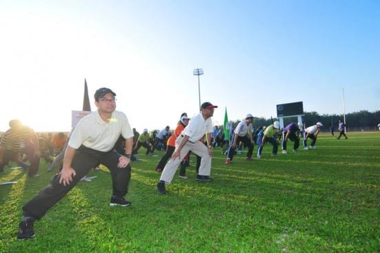 Prof Wahid (berseluar putih) menyertai Senamrobik ‘Senam Seni 1 Malaysia’ di Hari Keluarga UTM 2015 yang berlangsung di Stadium UTM