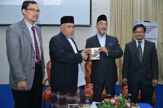 Syed Hamid (second right) receiving the souvenir from MAPIM President, Tuan Haji Mohd Azmi with Prof Azlan (most left) and Assoc. Prof Ramli Awang (most right) accompanying.