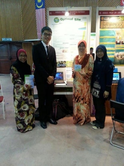 Liew Yen Peng (second left) standing in front of his booth at INATEX 2014 held at UTM Johor Bahru. Standing on the second right is Assoc. Prof Sharifah Rafidah Wan Alwi, Liew supervisor for his PhD. 